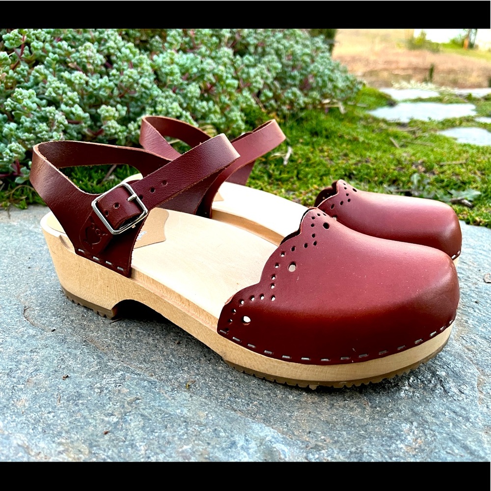 Sandgrens wooden clog Milan sandal in cognac brown with buckle